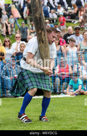 Dundonald, UK. 03. Juli 2019. Die Ayrshire Dorf Dundonald feierte den 30. Jahrestag der Holding Highland Games durch Wettbewerbe von Crazy pram Racing und juvenile Tauziehen neben den traditionellen Wettbewerben der werfen der Caber, wirft den Hammer und die Keppoch Stein heben Stockfoto