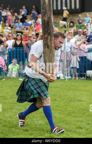 Dundonald, UK. 03. Juli 2019. Die Ayrshire Dorf Dundonald feierte den 30. Jahrestag der Holding Highland Games durch Wettbewerbe von Crazy pram Racing und juvenile Tauziehen neben den traditionellen Wettbewerben der werfen der Caber, wirft den Hammer und die Keppoch Stein heben Stockfoto