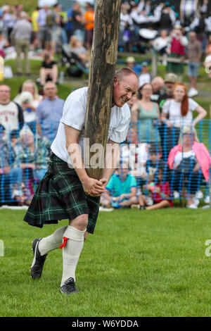 Dundonald, UK. 03. Juli 2019. Die Ayrshire Dorf Dundonald feierte den 30. Jahrestag der Holding Highland Games durch Wettbewerbe von Crazy pram Racing und juvenile Tauziehen neben den traditionellen Wettbewerben der werfen der Caber, wirft den Hammer und die Keppoch Stein heben Stockfoto