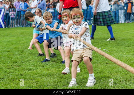 Dundonald, UK. 03. Juli 2019. Die Ayrshire Dorf Dundonald feierte den 30. Jahrestag der Holding Highland Games durch Wettbewerbe von Crazy pram Racing und juvenile Tauziehen neben den traditionellen Wettbewerben der werfen der Caber, wirft den Hammer und die Keppoch Stein heben Stockfoto