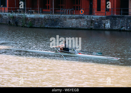 Man Rudern auf dem Fluss Avon über Bristol Stockfoto