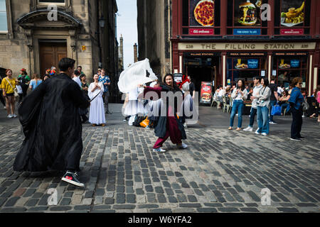 Die 2019 Edinburgh Fringe Festival Darsteller in die Royal Mile. Stockfoto