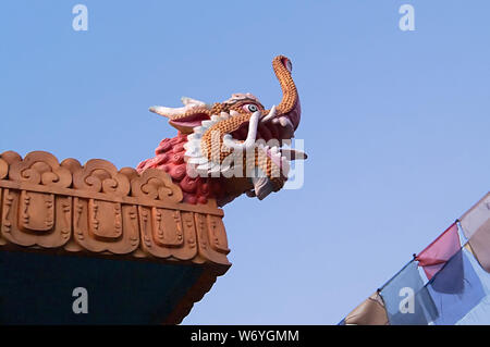 Blick auf Dragon Head und Farbe Flags in der Nähe von Boudhanath Stupa in Kathmandu, Nepal Stockfoto
