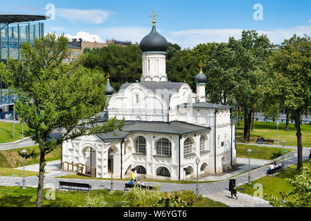 Kirche der Empfängnis der hl. Anna in die Ecke auf den Burggraben in Zaryadye Park, Moskau, Russland Stockfoto