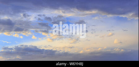 Freiheitshimmel: Wirbelnde Wolken in der Dämmerung. Traumhafter Himmel mit Wolken nach Sonnenuntergang. Stockfoto