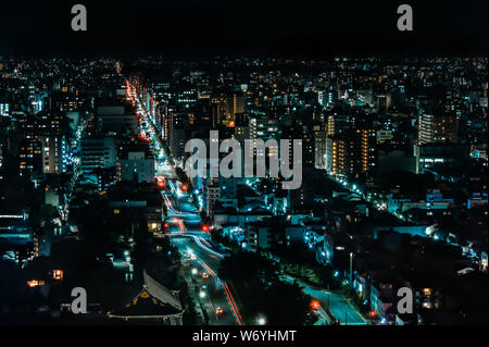 Lange Belichtung Luftaufnahme der japanischen Stadt Kyoto bei Nacht Stockfoto