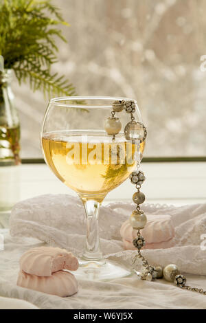 Glas Sekt mit Frauen Schmuck und Marshmallows am Fenster. Tag der Frauen Konzept Stockfoto