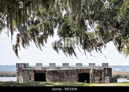 Spanisch moss deckt live oak Bäume über die Mauern der ursprünglichen arme Magazin am Fort Frederica National Monument, der ursprünglichen kolonialen Siedlung in St. Simons Island, Georgia hängen. Fort Frederica wurde durch Georgien Gründer James Oglethorpe 1736 gegründet als Bollwerk gegen die spanischen Siedlungen in Florida zu dienen, Stockfoto