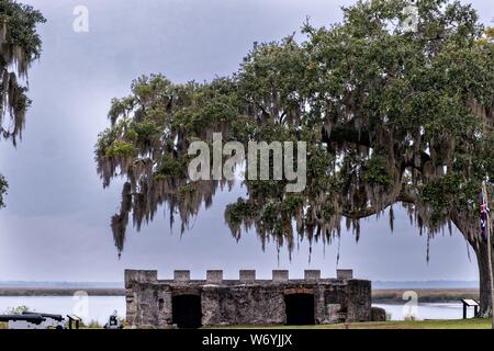 Spanisch moss deckt live oak Bäume über die Mauern der ursprünglichen arme Magazin am Fort Frederica National Monument, der ursprünglichen kolonialen Siedlung in St. Simons Island, Georgia hängen. Fort Frederica wurde durch Georgien Gründer James Oglethorpe 1736 gegründet als Bollwerk gegen die spanischen Siedlungen in Florida zu dienen, Stockfoto