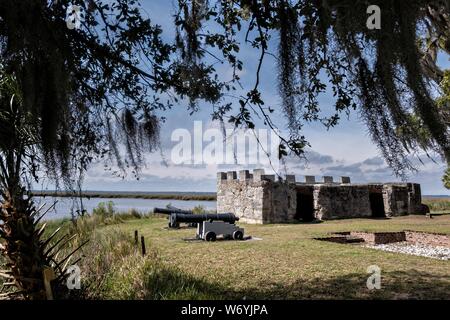 Spanisch moss deckt live oak Bäume über die Mauern der ursprünglichen arme Magazin am Fort Frederica National Monument, der ursprünglichen kolonialen Siedlung in St. Simons Island, Georgia hängen. Fort Frederica wurde durch Georgien Gründer James Oglethorpe 1736 gegründet als Bollwerk gegen die spanischen Siedlungen in Florida zu dienen, Stockfoto