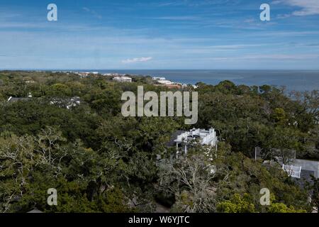 Blick auf die Atlantikküste von St. Simons Leuchtturm am Coupérs Punkt entlang der Saint Simons Sound in St. Simons Island, Georgia. Der Leuchtturm wurde in der ersten im Jahre 1807 gebaut, aber durch die konföderierten Truppen 1862 zerstört, bevor er im Jahr 1872 wieder aufgebaut. Stockfoto