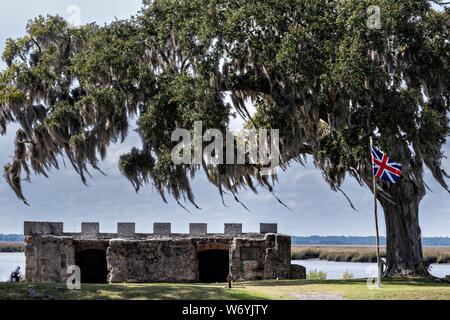 Spanisch moss deckt live oak Bäume über die Mauern der ursprünglichen arme Magazin am Fort Frederica National Monument, der ursprünglichen kolonialen Siedlung in St. Simons Island, Georgia hängen. Fort Frederica wurde durch Georgien Gründer James Oglethorpe 1736 gegründet als Bollwerk gegen die spanischen Siedlungen in Florida zu dienen, Stockfoto