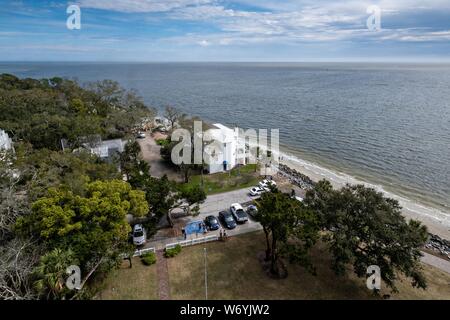 Blick auf die Atlantikküste von St. Simons Leuchtturm am Coupérs Punkt entlang der Saint Simons Sound in St. Simons Island, Georgia. Der Leuchtturm wurde in der ersten im Jahre 1807 gebaut, aber durch die konföderierten Truppen 1862 zerstört, bevor er im Jahr 1872 wieder aufgebaut. Stockfoto