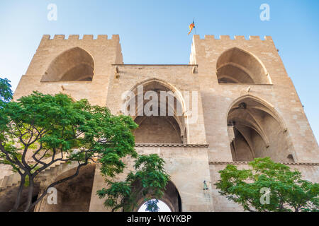 Der Ostalbkreis Tor oder Serranos Tor, einer der zwölf Tore, dass ein Teil der alten Stadtmauer gebildet, die Christliche Wand (Muralla Cristiana), des c Stockfoto