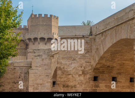 Der Ostalbkreis Tor oder Serranos Tor, einer der zwölf Tore, dass ein Teil der alten Stadtmauer gebildet, die Christliche Wand (Muralla Cristiana), des c Stockfoto