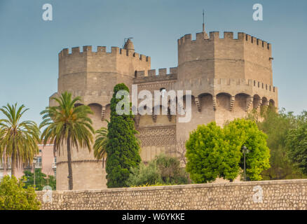 Der Ostalbkreis Tor oder Serranos Tor, einer der zwölf Tore, dass ein Teil der alten Stadtmauer gebildet, die Christliche Wand (Muralla Cristiana), des c Stockfoto