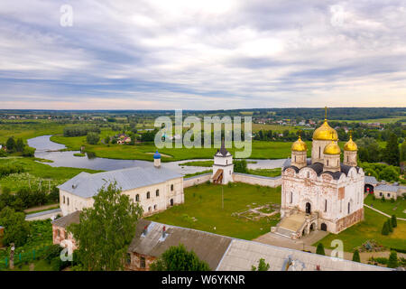 Antenne drone Ansicht der Geburt der Gottesgebärerin und St. Therapont Luzhetsky Kloster, Mozhaysk Stockfoto