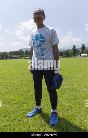 Fukushima, Japan. 3 Aug, 2019. Japanische Rentner Baseballspieler Sadaharu Oh stellt für die Kameras am Azuma Sport Park, während des ''Tohoku Media Tour: Fukushima Kurs'' Veranstaltung. Die jährliche Veranstaltung, organisiert von der Tokyo Metropolitan Government (TMG) präsentiert die Wiederherstellungsmaßnahmen in Fukushima, der von der 2011 grossen Osten Japan Erdbeben betroffen. Credit: Rodrigo Reyes Marin/ZUMA Draht/Alamy leben Nachrichten Stockfoto