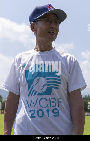 Fukushima, Japan. 3 Aug, 2019. Japanische Rentner Baseballspieler Sadaharu Oh für die Kameras am Azuma Sports Park darstellen, während des ''Tohoku Media Tour: Fukushima Kurs'' Veranstaltung. Die jährliche Veranstaltung, organisiert von der Tokyo Metropolitan Government (TMG) präsentiert die Wiederherstellungsmaßnahmen in Fukushima, der von der 2011 grossen Osten Japan Erdbeben betroffen. Credit: Rodrigo Reyes Marin/ZUMA Draht/Alamy leben Nachrichten Stockfoto