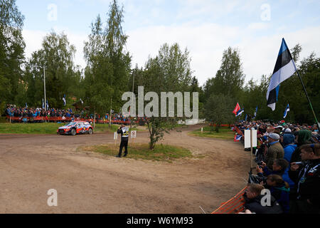 Jyväskylä, Finnland, 3 Aug, 2019. Thierry Neuville (BEL) mit seinem Beifahrer Nicolas Gilsoul (BEL) in ihren Ford Fiesta WRC driveing Trog Zuschauerbereich auf SS 12 Pihlajakosti am Samstag, den 3. August 2019. Jyväskylä, Finnland. Credit: Markku Heikkilä/Alamy leben Nachrichten Stockfoto