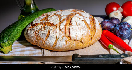 Polnische Brot auf ein Land. Plum schmeckt der Sommer. Europa, Polen, Masowien. Stockfoto