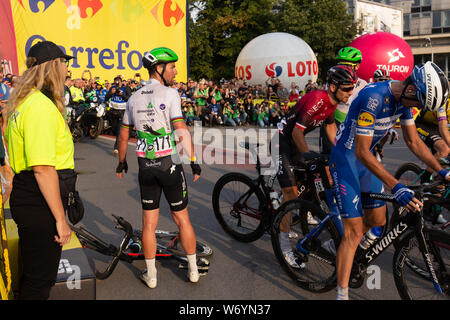 Krakau, Polen, 3. August 2019, Mark Cavendish und Pieter Serry Absturz während der ersten Stufe od Tour De Pologne - UCI World Tour radfahren. Mark Cavendish lo Stockfoto