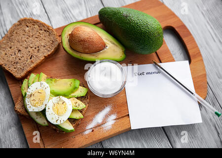 Leckere Sandwiches Avocado mit Ei und Diät Plan Stockfoto