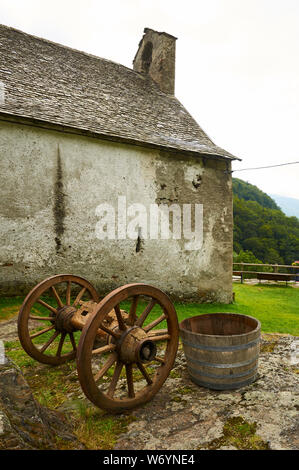 Sant Joan de Toran Kirche, XII Jahrhundert romanischen Ursprungs Gebäude mit altem Holz Räder (Aran Tal, Lleida, Pyrenäen, Katalonien, Spanien) Stockfoto