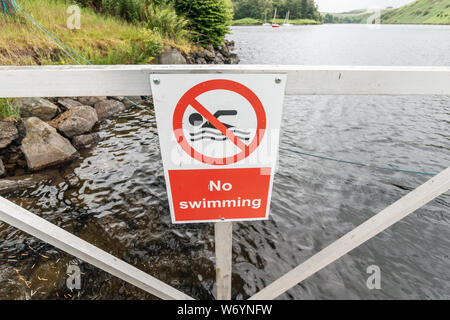 Kein Schwimmen Zeichen an einem See zum Bootfahren in Wales vor Plätschern des Wassers Stockfoto