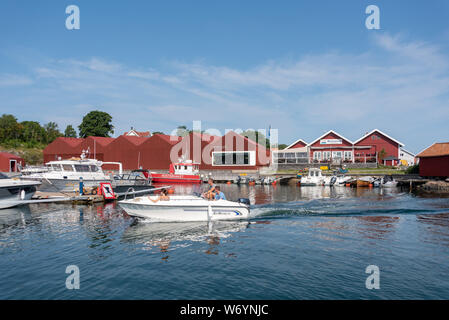 Koster, Schweden - Juli 26, 2019: Blick auf Naturum, das Informationszentrum der Kosterhavet Hafen Naturschutzgebiet im Koster an der schwedischen Westküste. Stockfoto