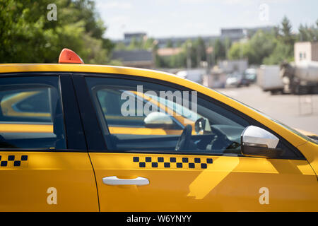 Foto von gelben Taxi auf der Straße im Sommer Stockfoto