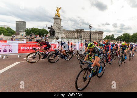 Der Classique Frauen UCI World Tour status Radrennen hat das größte Preisgeld für einen Frauentag Rennen. Das Rennen findet um ein 3.4km Stromkreis kreisen St. James's Park und Buckingham Palace Stockfoto