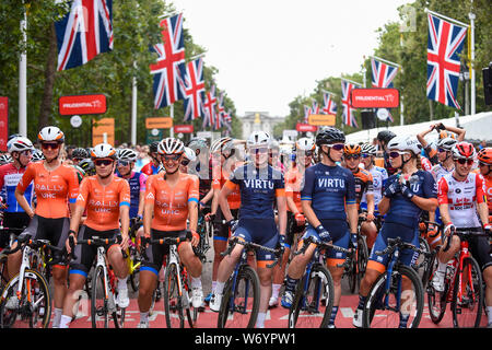 London, Großbritannien. 3. August 2019. Frauen Reiter am Start der aufsichtsrechtlichen RideLondon Classique, mit Start und Ziel auf der Mall. 16 der Top Teams Rennen der Welt 20 Runden eines 3.4Km Strecke rund um die St. James's Park und Constitution Hill über eine Distanz von 68 Km. Als einer der Top Frauen UCI Weltreise Ereignisse geordnet, Preisgeld ist die höchste jemals für eine der Frauen Tag Rennen, gleich, dass eines Tages die Männer Rennen am nächsten Tag, die aufsichtsrechtlichen Fahrt London-Surrey Klassiker. Credit: Stephen Chung/Alamy leben Nachrichten Stockfoto