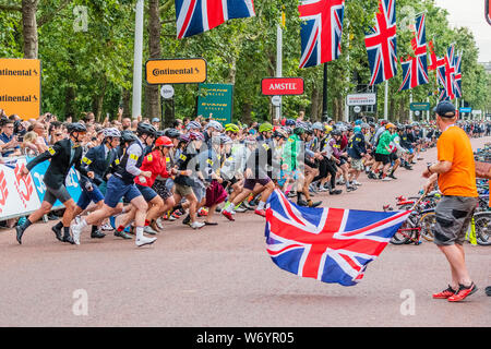 London, Großbritannien. 3. August 2019. Der Le Mans start - Mehr als 500 Reiter, viele in Fancy Dress, Line up für die Brompton Weltmeisterschaft auf der Mall Teil der 2019 Prudential Fahrt London. Credit: Guy Bell/Alamy leben Nachrichten Stockfoto