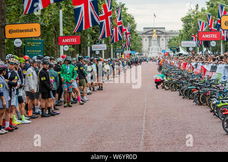 London, Großbritannien. 3. August 2019. Vorbereitung für die Le Mans start - Mehr als 500 Reiter, viele in Fancy Dress, Line up für die Brompton Weltmeisterschaft auf der Mall Teil der 2019 Prudential Fahrt London. Credit: Guy Bell/Alamy leben Nachrichten Stockfoto