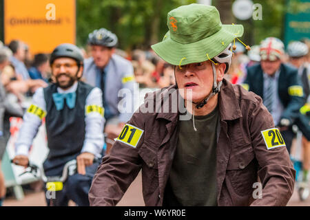 London, Großbritannien. 3. August 2019. Mehr als 500 Fahrer für das Brompton World Championship letzte Zeile auf der Mall Teil der 2019 Prudential Fahrt London. Credit: Guy Bell/Alamy leben Nachrichten Stockfoto