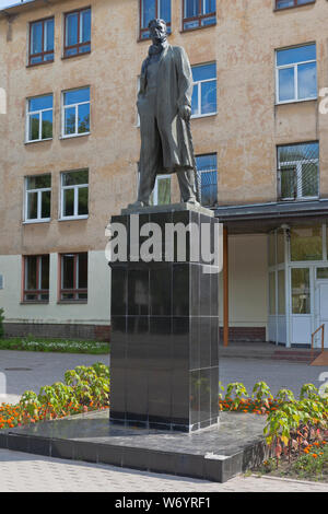 Vologda, Russland - Juli 8, 2018: Denkmal für Wladimir Majakowski an der Pädagogischen Universität Wologda in der Stadt Vologda Stockfoto