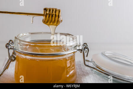 Frische Honig vom Löffel für Honig Stockfoto