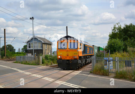 GBRF Klasse 66729 Diesellok schleppt ein intermodales Güterzug auf der Birmingham-Peterborough Linie in Cambridgeshire, Großbritannien Stockfoto