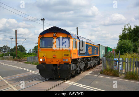 GBRF Klasse 66729 Diesellok schleppt ein intermodales Güterzug auf der Birmingham-Peterborough Linie in Cambridgeshire, Großbritannien Stockfoto