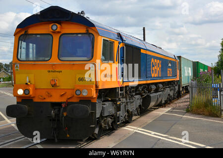 GBRF Klasse 66729 Diesellok schleppt ein intermodales Güterzug auf der Birmingham-Peterborough Linie in Cambridgeshire, Großbritannien Stockfoto