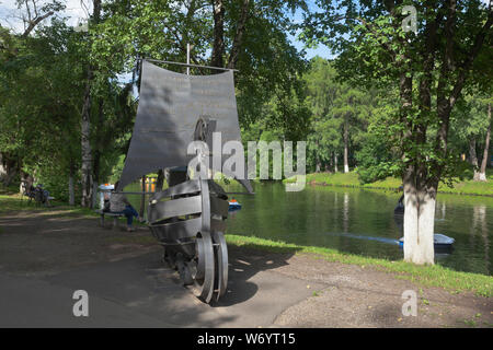 Vologda, Russland - Juli 8, 2018: Kunstobjekte Hanseatic Schiff im Kreml Garten in der Stadt Vologda Stockfoto