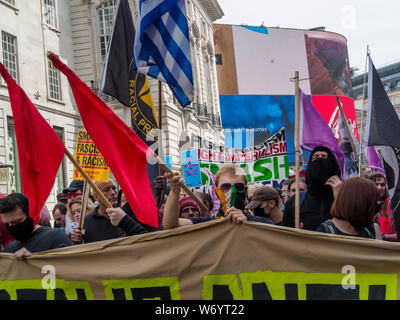 London, Großbritannien. 3. August 2019. Anti-Fascists führen im März vom Piccadilly Circus zu stoppen Demonstranten die rassistischen 'Tommy' marschieren. Sie sagen Tommy Robinson, im Gefängnis für absichtliche Missachtung des Gerichts, ist ein Teil der rechtsextremen Bewegung Gewalt verbreiten auf der ganzen Welt, schüren Hass gegen Muslime und Flüchtlinge. Die Antifaschisten auf den Weg nach oben Regent St und die Antirassistinnen hinter sie trat. Polizei stoppte sie in der Nähe von Oxford Circus, aber sie gingen durch die Seitenstraßen in der Nähe der 'Tommy' Fall, bevor wieder gestoppt. Peter Marshall Alamy leben Nachrichten Stockfoto