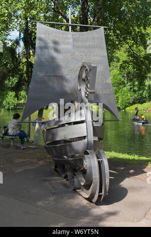 Vologda, Russland - Juli 8, 2018: Hanseatic wrought Schiff im Kreml Garten in Vologda Stockfoto