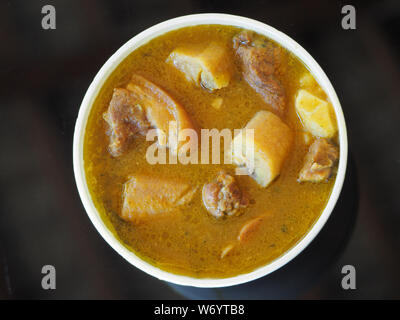 Sancocho Suppe. Blick von oben. Einweggeschirr. Stockfoto