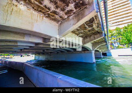 Unter Verkehr Brücke am Truckee River Stockfoto