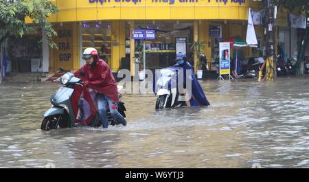 Hanoi, Vietnam. 3 Aug, 2019. Anwohner durch Hochwasser Wade nach starken Regenfällen durch Taifun Wipha in Ha Nam Provinz, Vietnam, am Aug 3, 2019 verursacht. Typhoon Wipha, der dritte Wirbelsturm Vietnam zu schlagen dieses Jahr bisher hat einen Menschen getötet und 15 andere fehlt, Vietnam Nachrichtenagentur berichtete am Samstag. Credit: VNA/Xinhua/Alamy leben Nachrichten Stockfoto