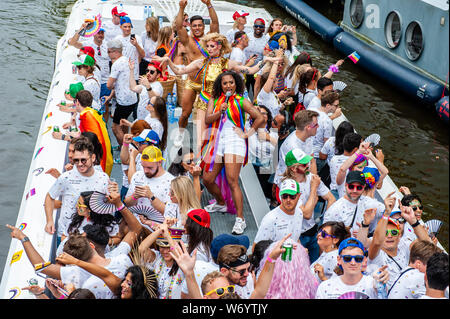 Eine Frau singt in einem der Boote während der Parade. Die Canal Parade ist, was Amsterdam Gay Pride berühmt ist. Es ist die Krone auf Ihre zwei Wochen fest, dass mehr als 200 Veranstaltungen bietet. Die Boote starten im Scheepvaart Museum auf dem östlichen Teil der Innenstadt in Richtung Amstel Fluß. Die Schwimmer von dort weiter unter Berücksichtigung der Prinsengracht zur Westerdok. Der Canal Parade beginnt um 12.30 Uhr und dauert den ganzen Nachmittag. Rund 80 Boote verschiedener Organisationen und gemeinnützige Organisationen beteiligen sich an der Veranstaltung. Stockfoto