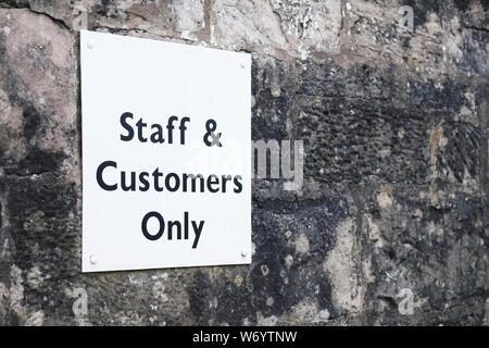 Mitarbeiter und Kunden parken nur auf dem Parkplatz Stockfoto