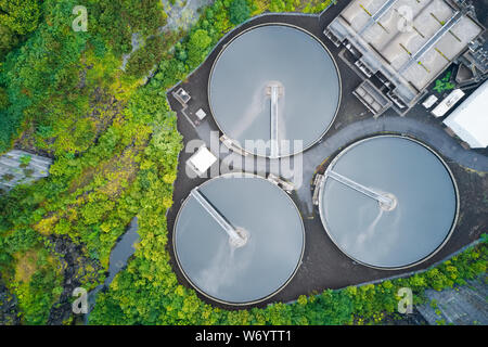 Abwasser Wasserwerk Kläranlage Luftbild von oben mit Abfällen Qualitätskontrolle tanks Stockfoto